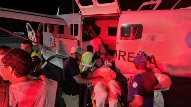 Los equipos de rescate trabajan en el rescate de las víctimas de un accidente aéreo cerca del Aeropuerto Internacional de Roatán.