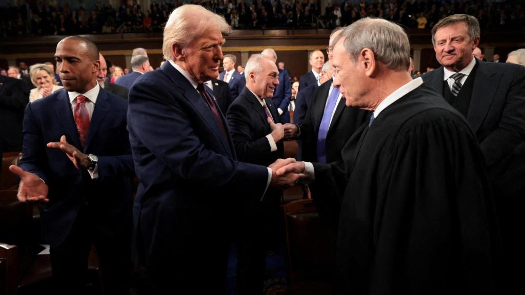El presidente de Estados Unidos, Donald Trump, saluda al presidente del Tribunal Supremo, John G. Roberts, el pasado 4 de marzo en el Capitolio.