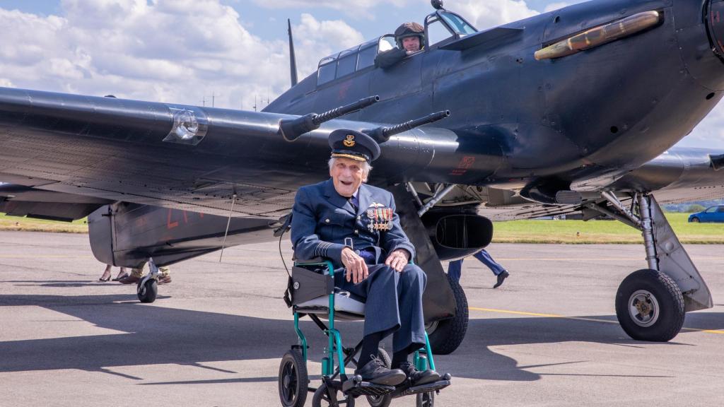 John 'Paddy' Hemingway delante de un caza británico de la II Guerra Mundial.