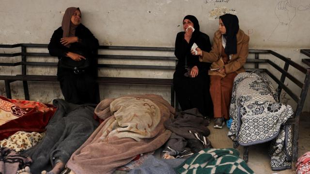 Varias mujeres palestinas rodeadas de cadáveres provocados por el ataque israelí.