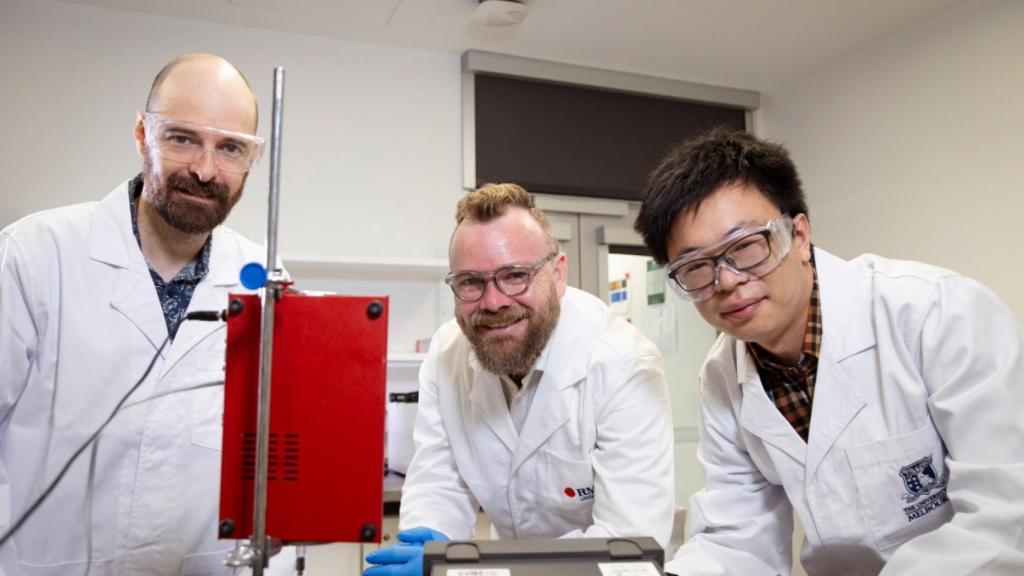 De izquierda a derecha, los investigadores Joe Berry, Peter Sherrell y Shuaijia Chen