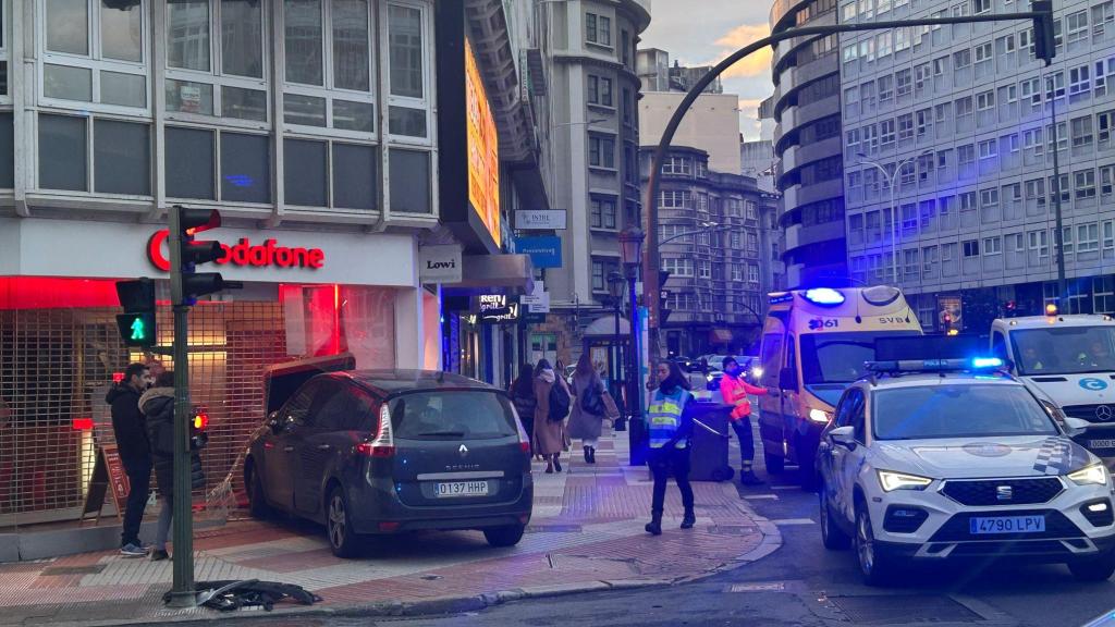 Un coche se empotra contra un escaparate de la plaza de Pontevedra de A Coruña tras un choque