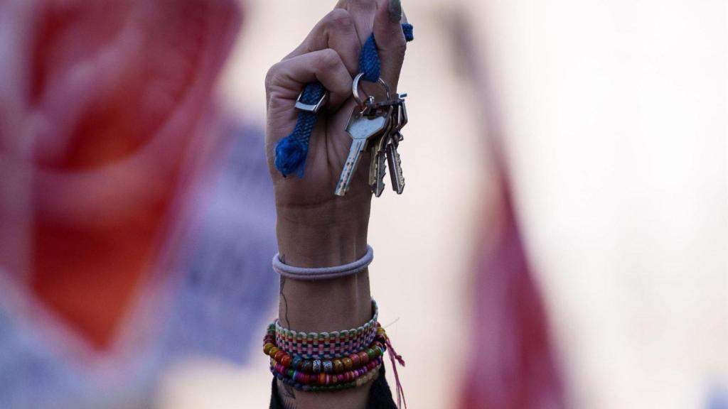 Una persona sujeta sus llaves durante una manifestación por una vivienda digna.