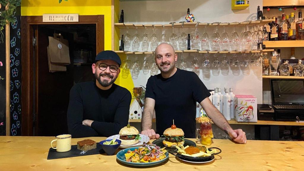 Marco Medeiros y Santi Abal, responsables de TS A Casa, en Santiago.