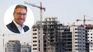 Imagen de Sergio Gutiérrez y unos pisos en construcción.