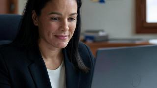 Imagen de una mujer en la Agencia Tributaria.