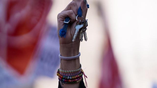 Una persona sujeta sus llaves durante una manifestación por una vivienda digna, a 9 de febrero de 2025, en Madrid