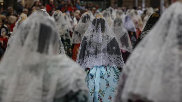 Falleras durante la ofrenda floral a la Virgen de los Desamparados. Rober Solsona / Europa Press