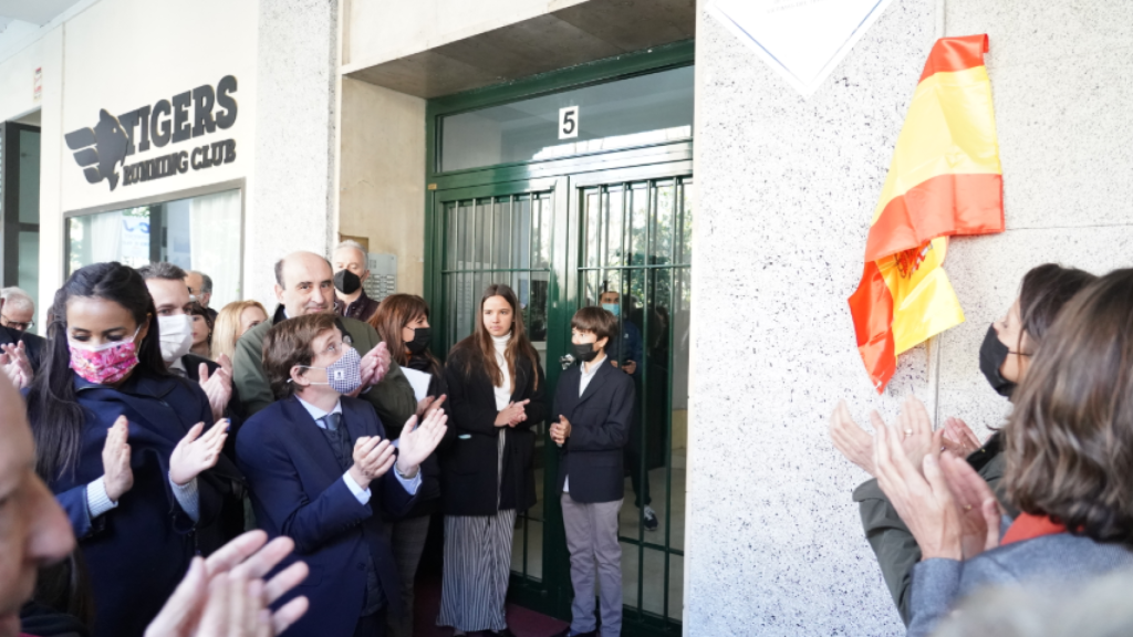 José Luis Martínez-Almeida y Begoña Villacís inauguran la placa en homenaje a Vidal-Abarca, en 2021.