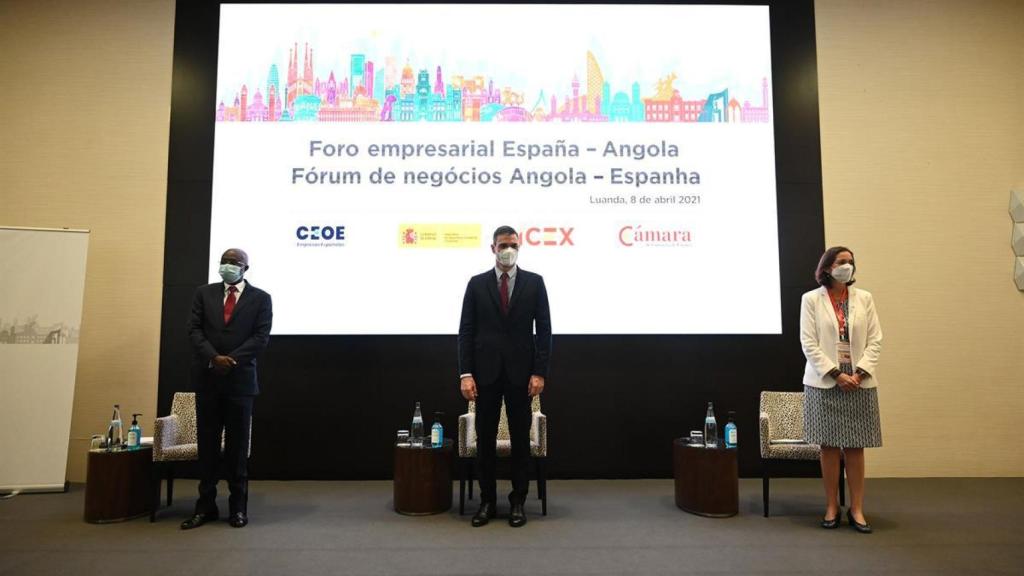 Pedro Sánchez (centro) y Reyes Maroto (derecha) en el Foro Empresarial España - Angola al que acudió Iñigo Rotaeche.