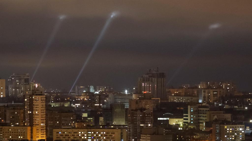 Las defensas aéreas de Kiev derriban drones rusos.