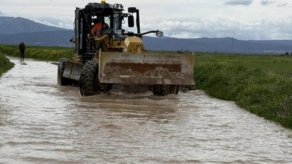 Imagen de una excavadora trabajando en el cauce del Alberche. Foto: Protección Civil de Casar de Escalona