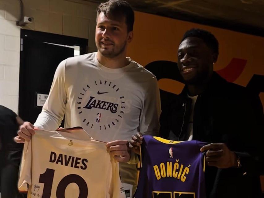 Luka Doncic y Alphonso Davies tras el partido de los Lakers ante San Antonio Spurs.