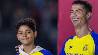 Cristiano Ronaldo junto con su hijo en la presentación con Al Nassr.