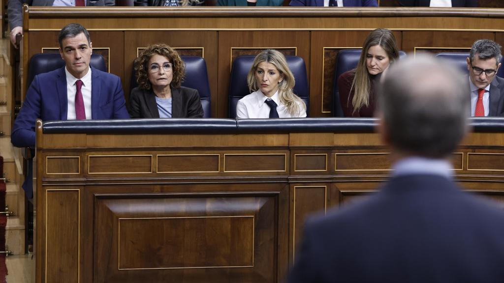 El presidente del Gobierno, Pedro Sánchez, escucha la intervención del líder del PP, Alberto Núñez Feijóo.