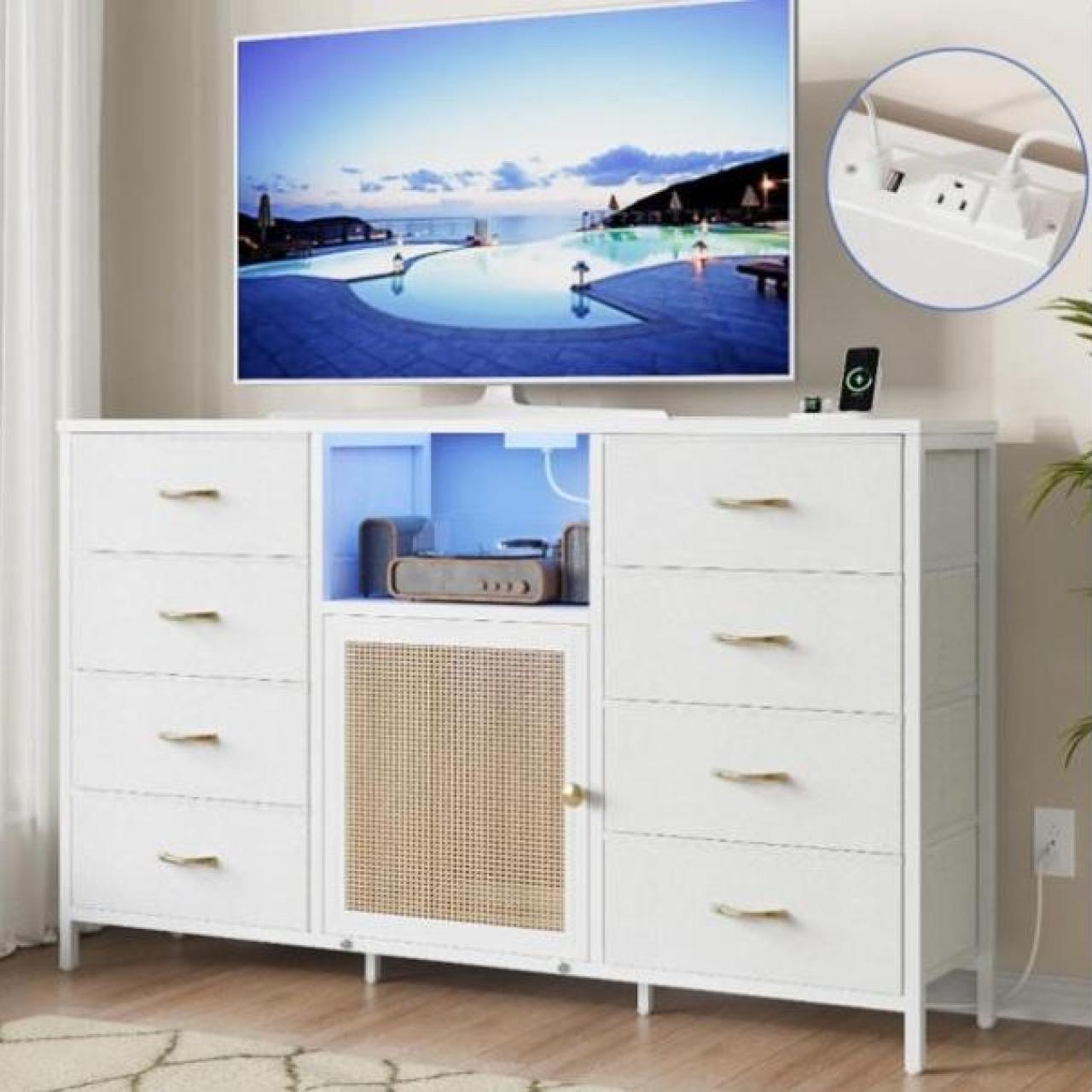 La cómoda de Walmart también incluye una luz LED.