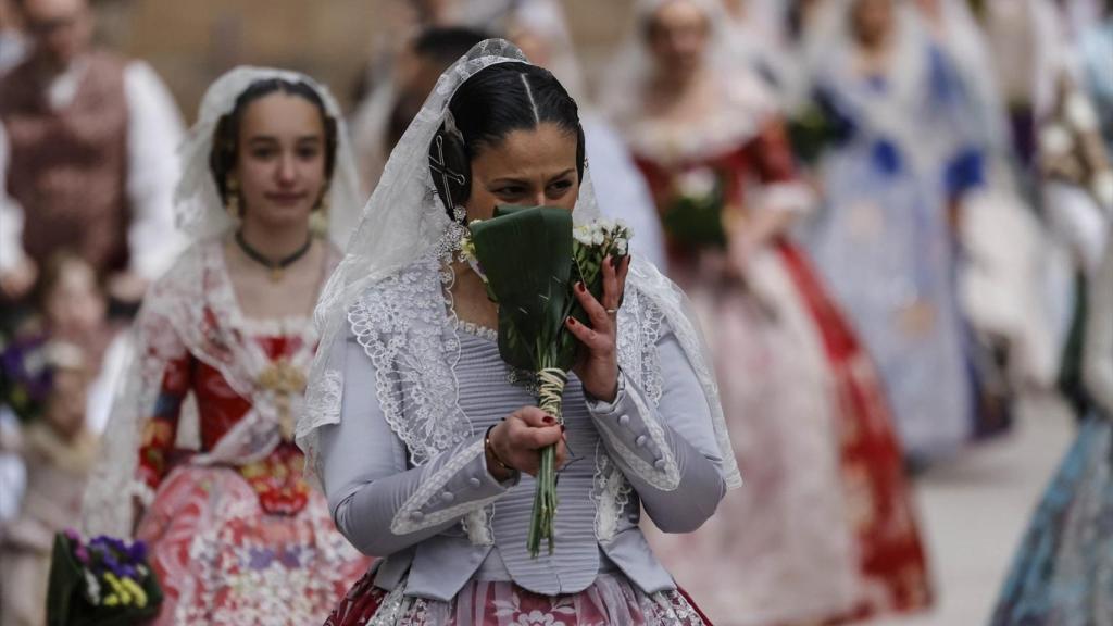 Falleras durante la Ofrenda. Rober Solsona / Europa Press