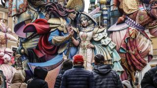 EuropaPress_6579968_varias_personas_observan_falla_convento_jerusalen_montaje_14_marzo_2025