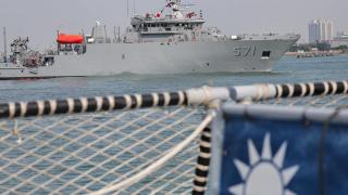 Un buque de rescate Da Wu participa en un ejercicio militar en Taiwán antes del Año Nuevo Lunar, demostrando preparación para el combate en Kaohsiung el 9 de enero de 2025.