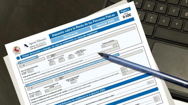 Una persona realiza la declaración de la Renta