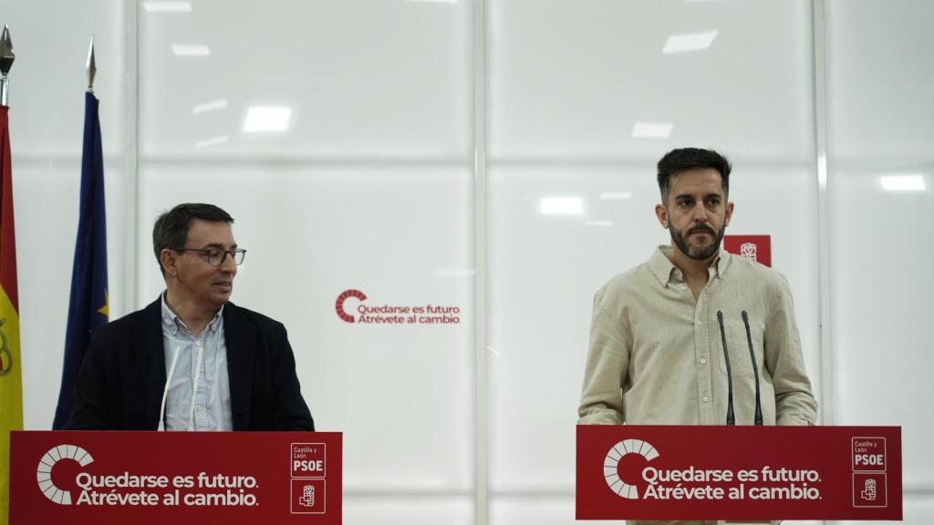 El secretario de Educación del PSOE CyL, Javier García, y el portavoz de Educación del Grupo Socialista en las Cortes, Fernando Pablos, durante su rueda de prensa de este miércoles