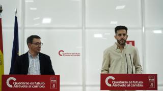 El secretario de Educación del PSOE CyL, Javier García, y el portavoz de Educación del Grupo Socialista en las Cortes, Fernando Pablos, durante su rueda de prensa de este miércoles