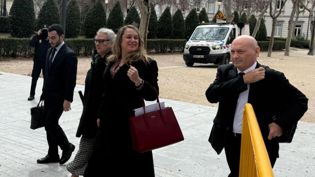Carmen Pano, la segunda por la izquierda, este miércoles a su salida de la Audiencia Nacional, junto a su hija y Gómez Bermúdez.