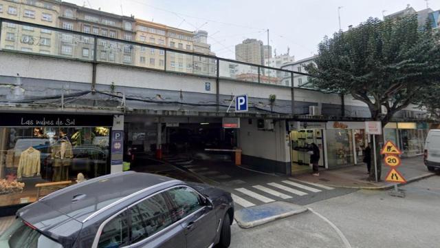 Acceso al parking de la plaza de Vigo en A Coruña.