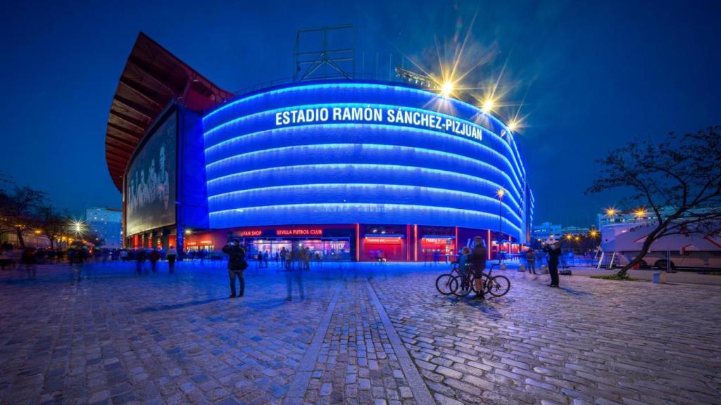 El estadio está en el centro del barrio.