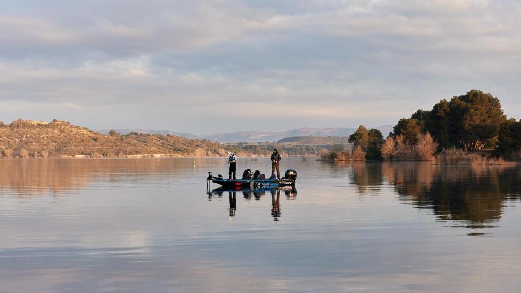 Pescadores en el Mar de Aragón.
