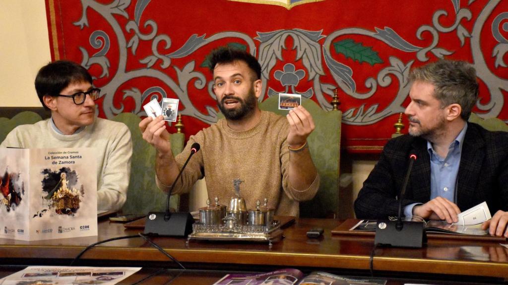 David Gago muestra los cromos