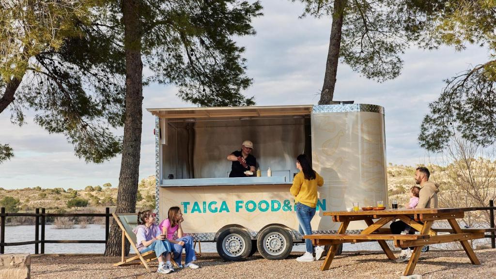 El Food Truck del Taiga Lake Caspe a la orilla del embalse.