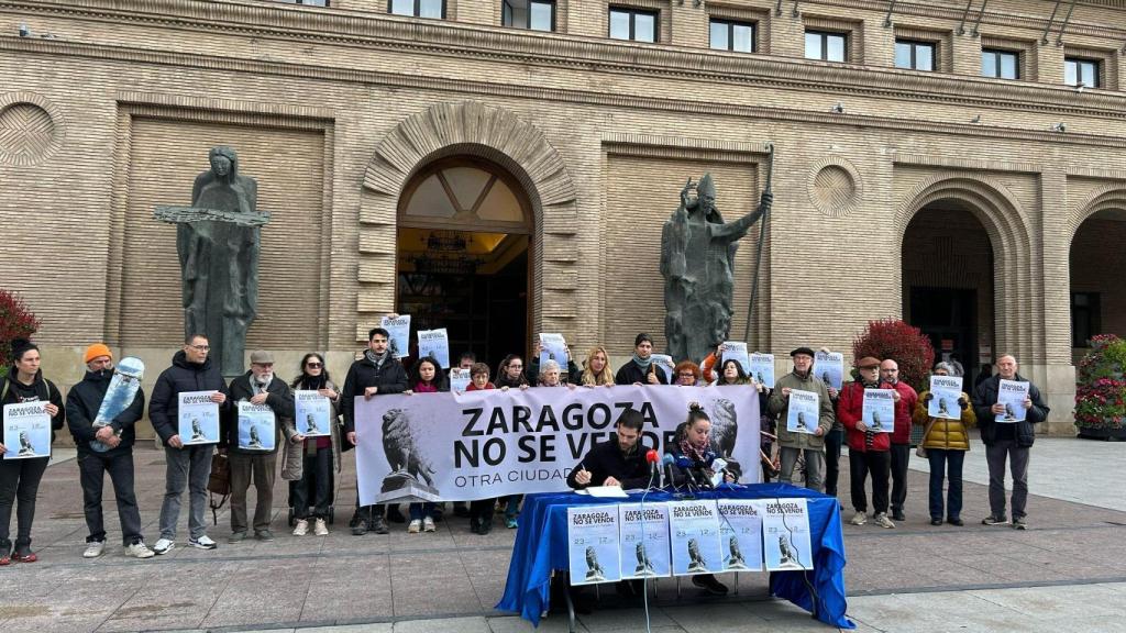 La nueva plataforma, este miércoles, a las puertas del Ayuntamiento de Zaragoza.