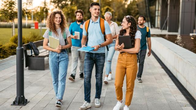 Existen multitud de becas para estudiantes que permiten viajar al extranjero.