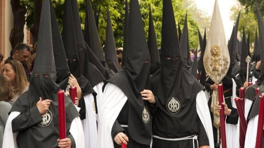 Nazarenos de la hermandad de la Sed en Nervión.