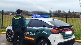 Imagen de archivo de un agente y un vehículo de la Guardia Civil