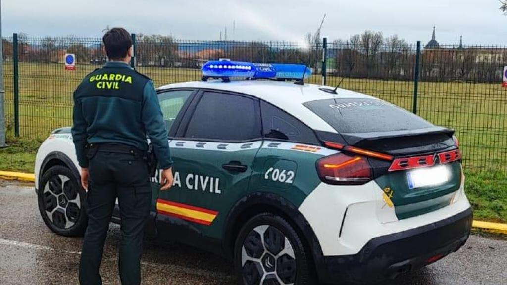 Imagen de archivo de un agente y un vehículo de la Guardia Civil