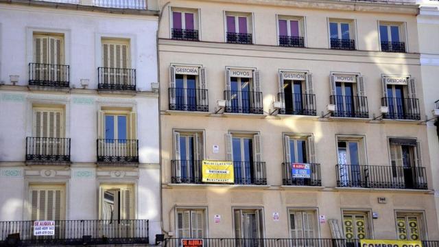 Un edificio con ventanas de Madrid.