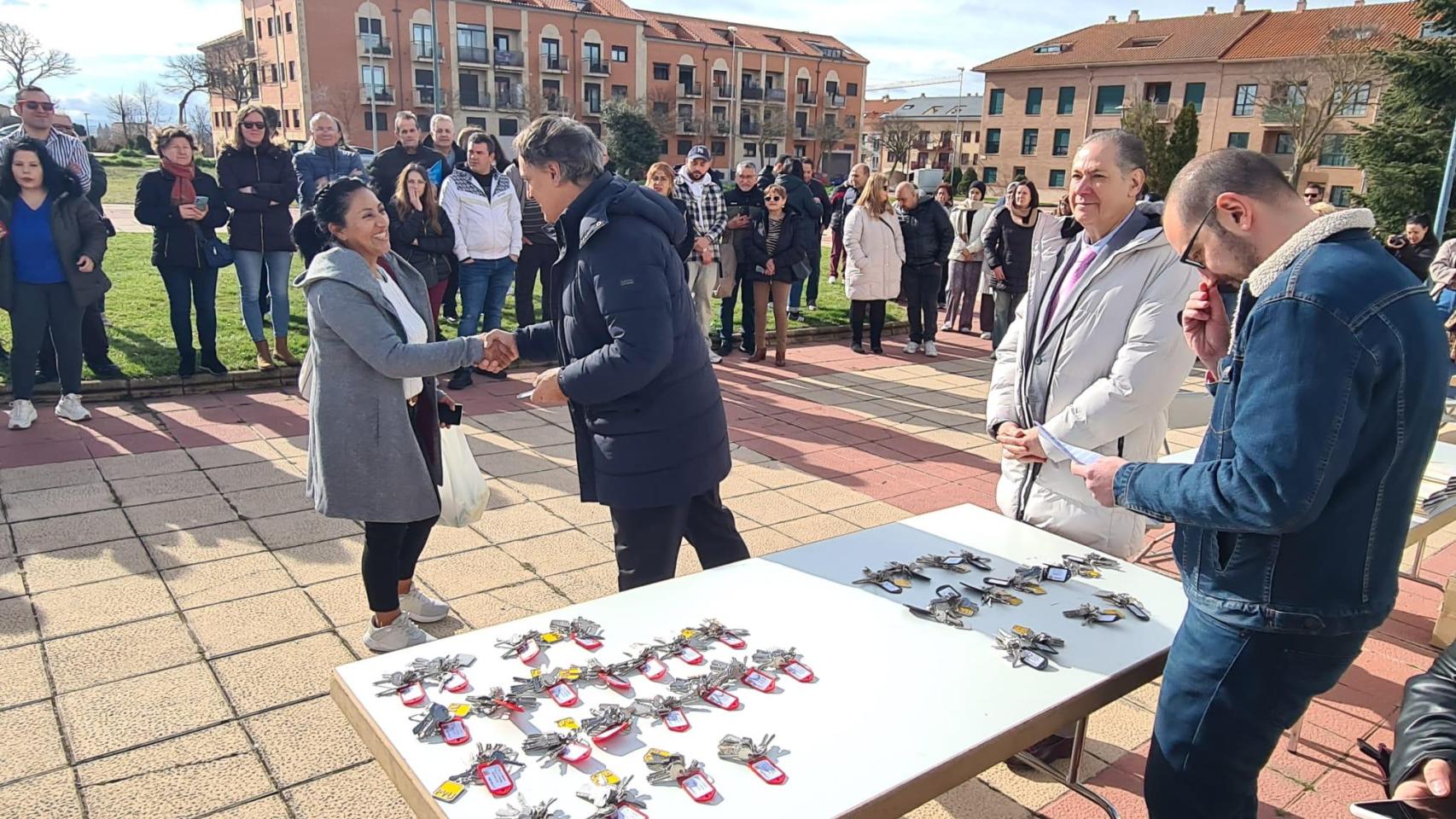 El alcalde de Salamanca entrega las llaves de 48 viviendas protegidas de alquiler con opción de compra y garajes en Pizarrales