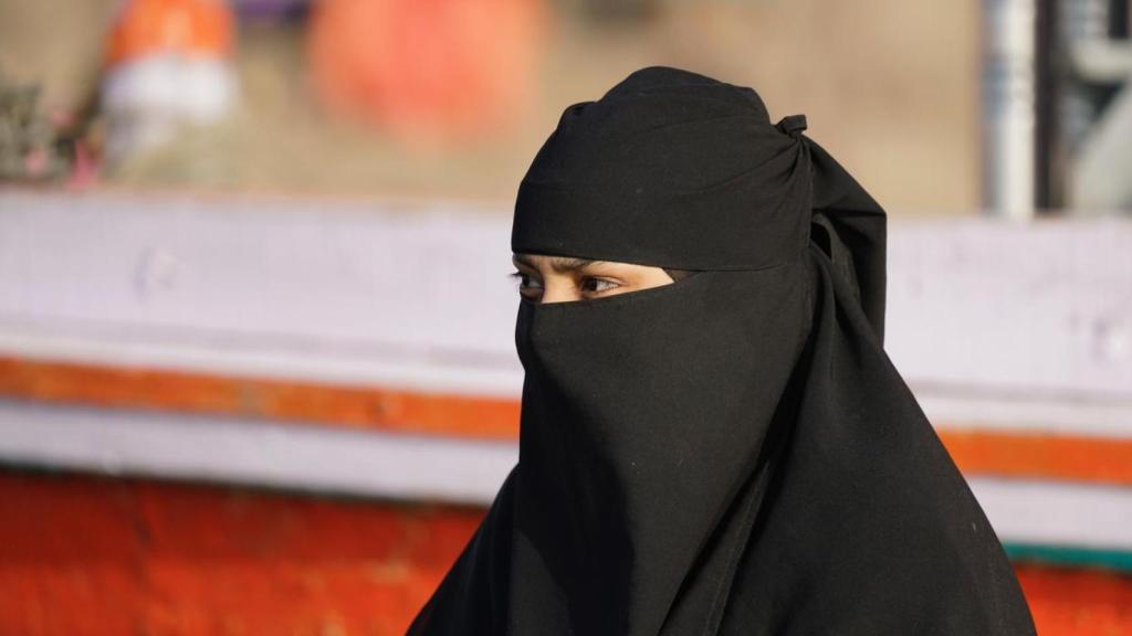 El niqab es la prenda que cubre todo el cuerpo de la mujer, incluido el rostro.