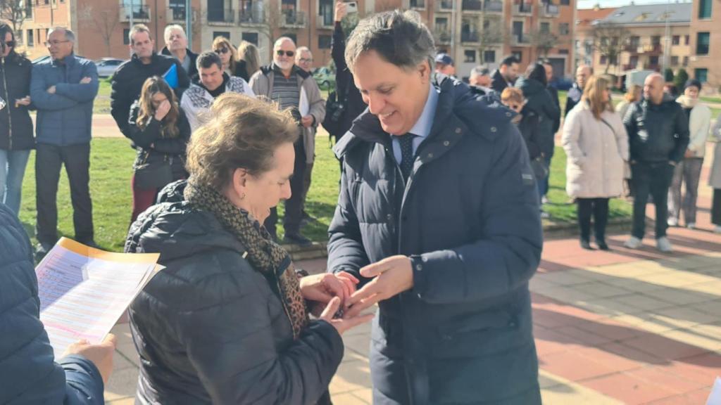 El alcalde entrega las llaves de una vivienda en Pizarrales