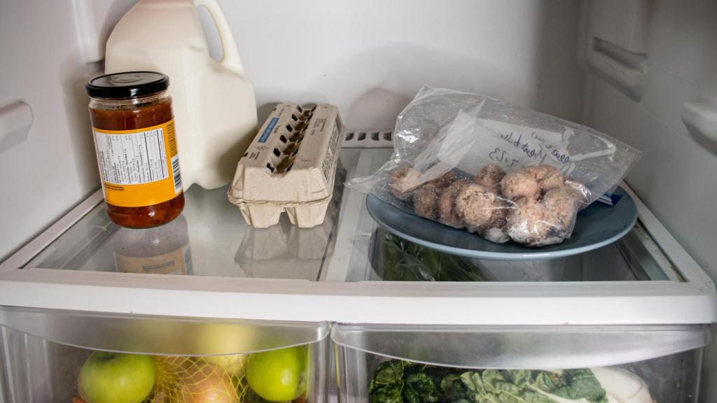 Albóndigas descongelándose en la nevera.