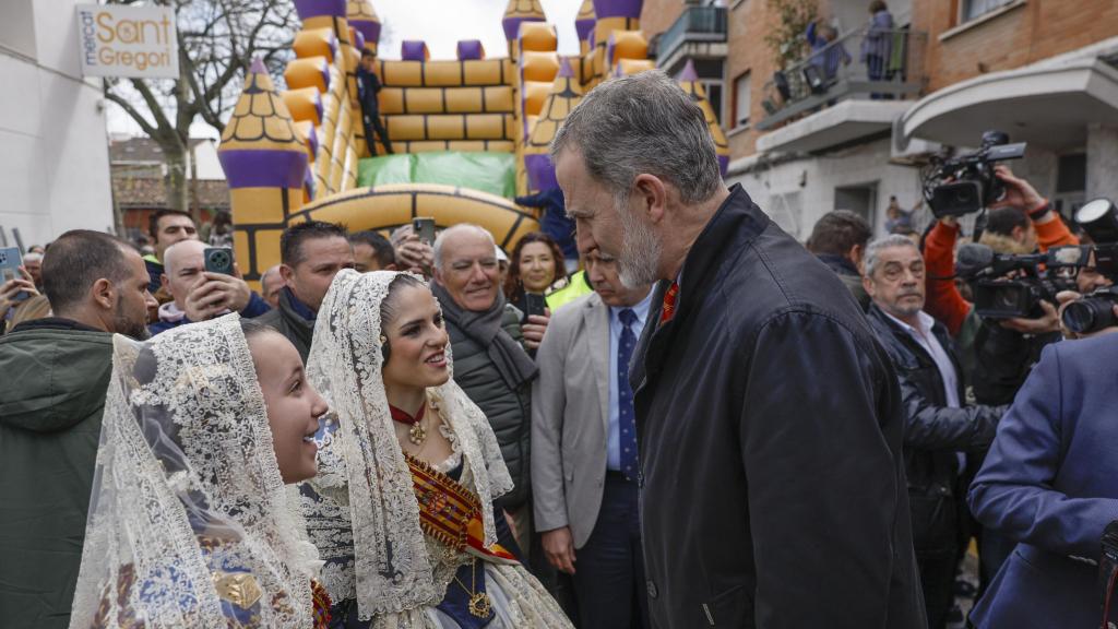 El Rey hablando con dos falleras de Torrent.