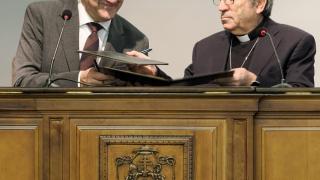 El consejero de Medio Ambiente, Vivienda y Ordenación del Territorio, Juan Carlos Suárez-Quiñones, y el arzobispo de Valladolid, Luis Argüello, durante la firma del protocolo, este miércoles