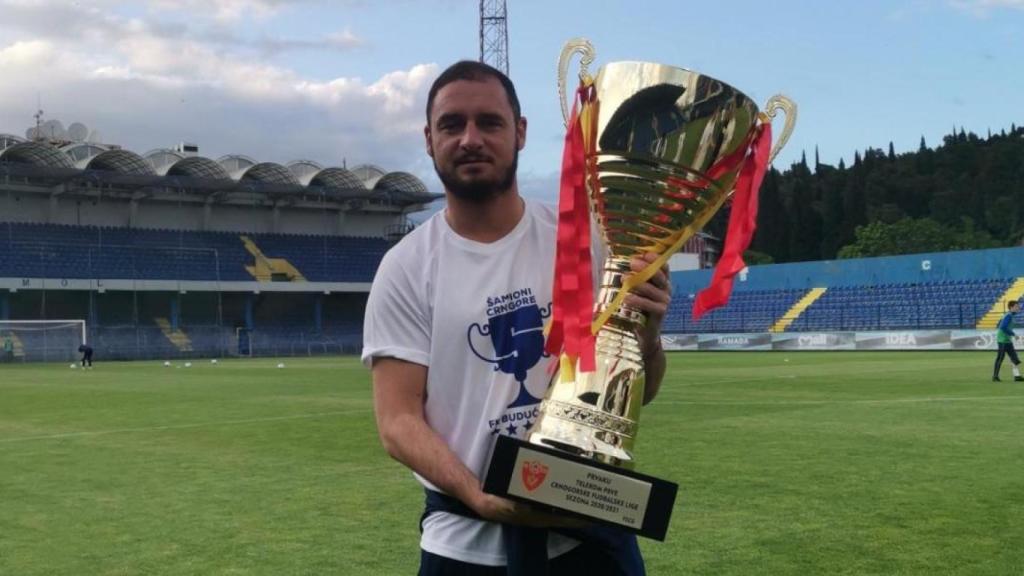 Andrija Delibasic levantando el título de campeón que gana el Buducnost Podgorica.