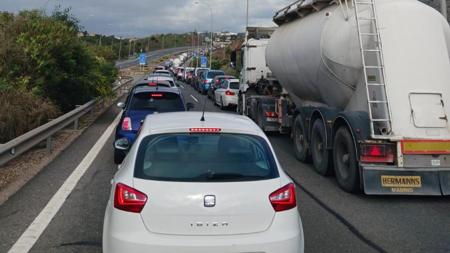 Imagen de un atasco en la ronda Este de Málaga.