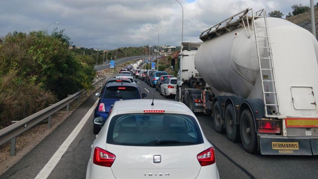 Imagen de un atasco en la ronda Este de Málaga.