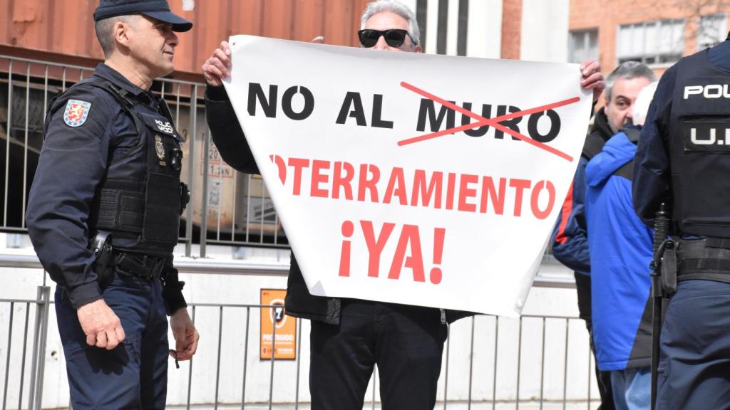 Personas en el lugar que reivindicaban el soterramiento