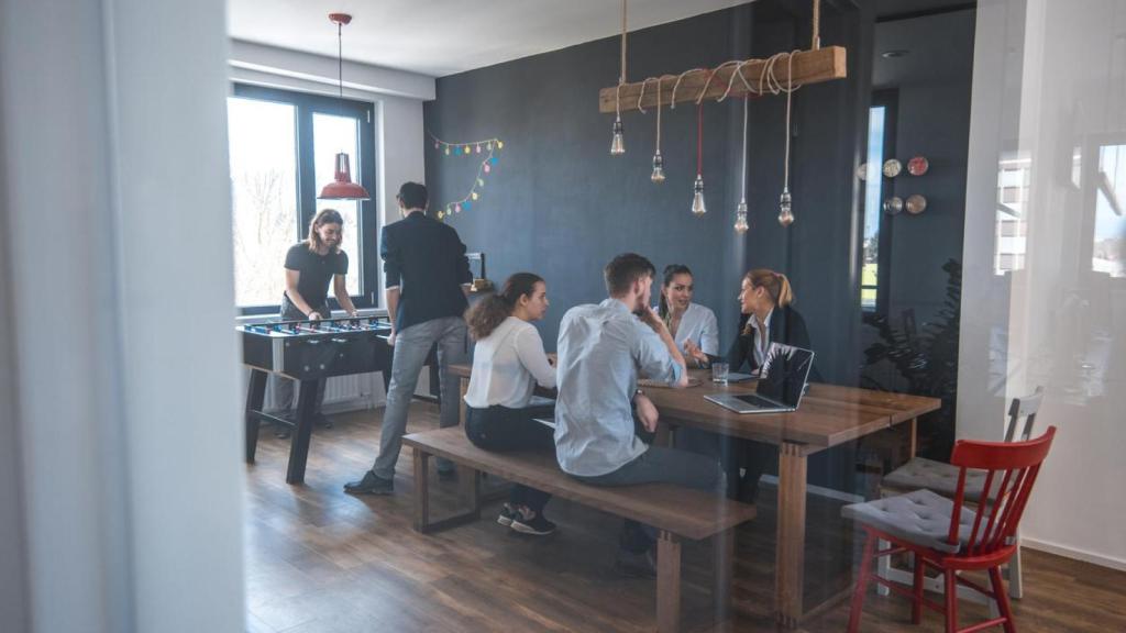 Una oficina con un futbolín.