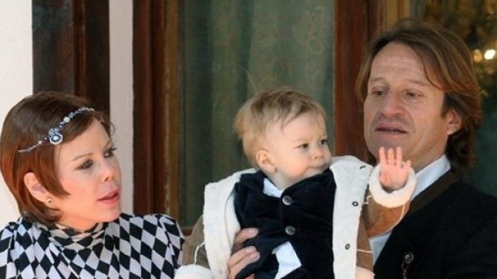 Simeón de Bulgaria con sus padres, la princesa Kalina y Kitín Muñoz, durante su infancia.